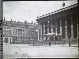 Image représentant La Bourse décorée pour les fêtes de la Victoire des 13 et 14 juillet 1919