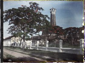 Image représentant Les flamboyants et la tour Cot Co (" Tour du drapeau ")
