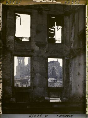 Image représentant France, Reims, Effet du soir vers la Cathédrale