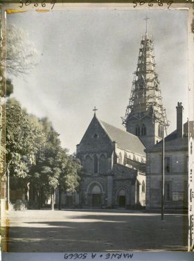 Image représentant France, Suippes, L'Eglise en reconstruction autre aspect