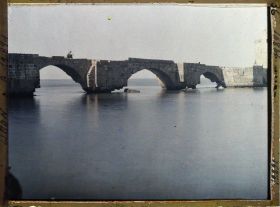 Image représentant Le pont menant au château de la mer