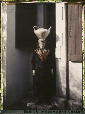 Image représentant France, Espelette, Basquaise revenant de la fontaine