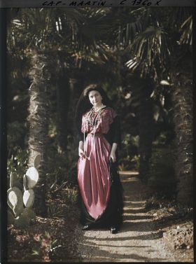 Image représentant La baronne Bertha von Schoen dans le jardin d'Albert Kahn