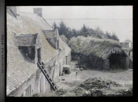 Image représentant Cour d'une ferme au bourg de Locmiquel ; à l'arrière-plan, l'île d'Arz