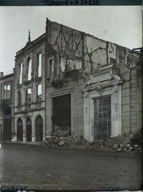Image représentant Turquie, Smyrne, Les Quais de Smyrne - Immeuble incendié de l'Oriental Carpet