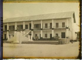 Image représentant Le bâtiment central de la mission catholique (l'école ?)
