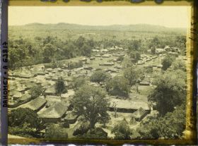 Image représentant Le village dans la plaine (" Dassa-Plaine "), vue prise depuis la montagne