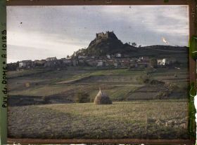 Image représentant France, Buron, Vue sur le Village et le Vieux Château