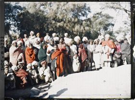 Image représentant Un groupe d'hindous et de musulmans regardant un sadhu (hors champ)