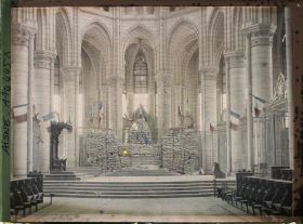 Image représentant Intérieur de la cathédrale, l'autel protégé par des sacs de sable et les drapeaux français accrochés aux piliers