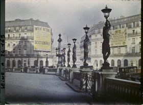 Image représentant Affiches pour l'emprunt national de 1920 place Jacques Rouché et rue Halévy, vue de l'Opéra Garnier