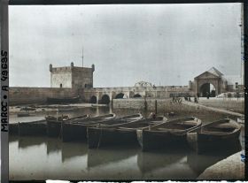Image représentant Un aspect du port avec la porte de la Marine