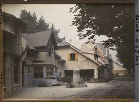 Image représentant L'Exposition des arts décoratifs, Le Village français, sous la dir. de Charles Genuys, Maison bourgeoise