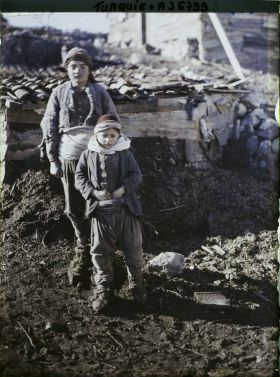 Image représentant Turquie, Biledjik, Jeunes Garçons turcs d'Anatolie