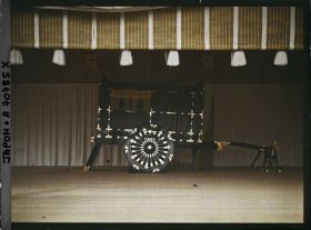 Image représentant Funérailles de l'Empereur Taisho-Tenno (Yoshihito), Shinjuku Gyoen (Parc Impérial de Shinjuku) : exposition du char funèbre