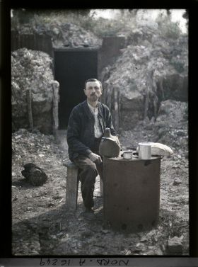 Image représentant France, Tilloy, Le Seul habitant revenu au Village, dejeune devant sa demeure