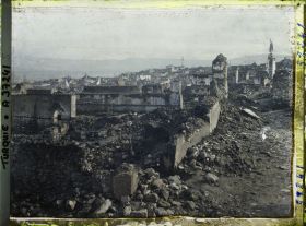 Image représentant Quartier en ruines (vers l'est)