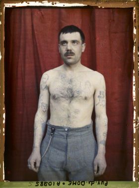 Image représentant France, Tatouage du fusilier marin Artufel, représentant une scène de Sherlok Holmès debout