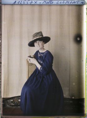 Image représentant Mademoisellle  https://musee-albert-kahn.s-museum.fr/home/NWQ2OTAwYzNmYjZlZTk1ZWQwODJmMjY4L2dlbmVyaWMtbm90aWNlLXRhYi9hdXRob3JpdHkvNjE3YTc5ZjVjZjhiODk2OGIzMzM3ZDIx/5d6900c3fb6ee95ed082f268/generic-notice-tab/authority/617a79ebcf8b8968b3336ae5 Marguerite Clément