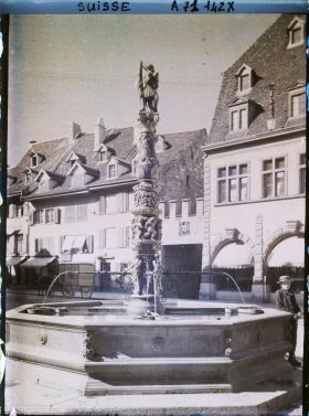 Image représentant La fontaine Holbein aux abords de la Spalentor (porte Saint-Paul)