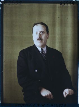 Image représentant https://musee-albert-kahn.s-museum.fr/home/NWQ2OTAwYzNmYjZlZTk1ZWQwODJmMjY4L2dlbmVyaWMtbm90aWNlLXRhYi9hdXRob3JpdHkvNjE3YTc5ZjVjZjhiODk2OGIzMzM3ZDIx/5d6900c3fb6ee95ed082f268/generic-notice-tab/authority/617a79ebcf8b8968b3336c94 Monsieur de l'Escaille