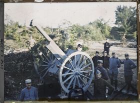 Image représentant Pièce [d'artillerie] de 75 disposée pour tirer sur avions, et son personnel