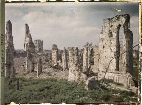 Image représentant Belgique, Ypres, L'Eglise St Jacques; au fond le beffroi