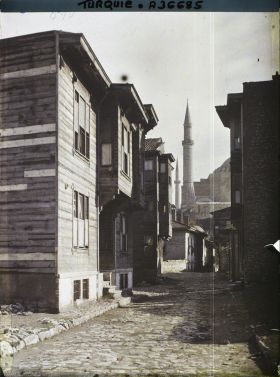 Image représentant Turquie, Constantinople, Maisons en bois dans le Vieux Stamboul et minaret