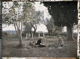 Image représentant Petit café en plein air près de sépultures musulmanes