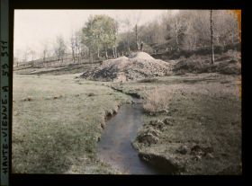 Image représentant France, La Bélie, Champ de lavage et pierres aurifères