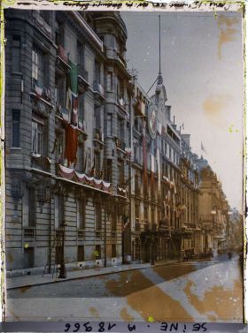Image représentant L'avenue des Champs-Elysées (au niveau du n°92) décorée pour les fêtes de la Victoire des 13 et 14 juillet 1919
