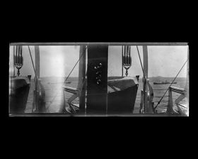 Image représentant Un bateau-poste croise le Lützow au large de la côte africaine