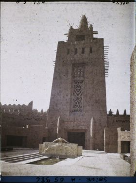 Image représentant L'Exposition Coloniale Internationale de 1931, la grande tour du palais de l'A.O.F. vue depuis la cour