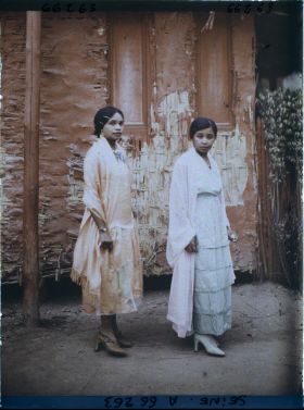 Image représentant L'Exposition Coloniale Internationale de 1931, deux danseuses hova
