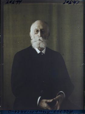 Image représentant Monsieur  https://musee-albert-kahn.s-museum.fr/home/NWQ2OTAwYzNmYjZlZTk1ZWQwODJmMjY4L2dlbmVyaWMtbm90aWNlLXRhYi9hdXRob3JpdHkvNjE3YTc5ZjVjZjhiODk2OGIzMzM3ZDIx/5d6900c3fb6ee95ed082f268/generic-notice-tab/authority/617a79ebcf8b8968b3337405 Albert Mirabaud