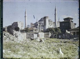 Image représentant Aya Sofya Camii ("mosquée Sainte-Sophie") vue de l'ouest