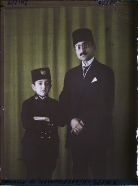 Image représentant https://musee-albert-kahn.s-museum.fr/home/NWQ2OTAwYzNmYjZlZTk1ZWQwODJmMjY4L2dlbmVyaWMtbm90aWNlLXRhYi9hdXRob3JpdHkvNjE3YTc5ZjVjZjhiODk2OGIzMzM3ZDIx/5d6900c3fb6ee95ed082f268/generic-notice-tab/authority/617a79ebcf8b8968b3337b7c Hidayatoullah, fils de l'Emir avec son accompagnateur