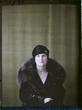 Image représentant https://musee-albert-kahn.s-museum.fr/home/NWQ2OTAwYzNmYjZlZTk1ZWQwODJmMjY4L2dlbmVyaWMtbm90aWNlLXRhYi9hdXRob3JpdHkvNjE3YTc5ZjVjZjhiODk2OGIzMzM3ZDIx/5d6900c3fb6ee95ed082f268/generic-notice-tab/authority/617a79ebcf8b8968b3336eda Madame Harbley