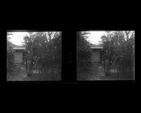 Image représentant Le neveu du comte Okuma ? dans le jardin de thé de la résidence de M. Matsuda