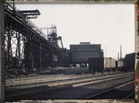 Image représentant Prusse, Gelsenkirchen, La Rheinelbe - Puits d'extraction, Chevalement, transport aérien pour le lavage, soir