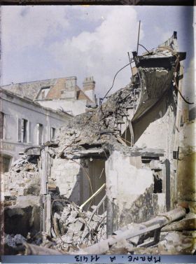 Image représentant Reste d'un escalier dans une maison en ruine rue Courmeaux