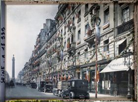 Image représentant La rue de la Paix décorée pour les fêtes de la Victoire
