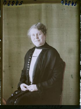 Image représentant https://musee-albert-kahn.s-museum.fr/home/NWQ2OTAwYzNmYjZlZTk1ZWQwODJmMjY4L2dlbmVyaWMtbm90aWNlLXRhYi9hdXRob3JpdHkvNjE3YTc5ZjVjZjhiODk2OGIzMzM3ZDIx/5d6900c3fb6ee95ed082f268/generic-notice-tab/authority/617a79ebcf8b8968b3336d6f Madame Freie