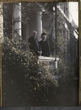 Image représentant Deux ecclésiastiques invités par Albert Kahn, sur le perron de la villa Miramar
