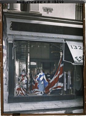 Image représentant Une vitrine à l'angle de Regent street et Regent place pour les fêtes de la Victoire
