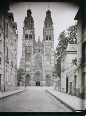 Image représentant La façade de la cathédrale, vue de la rue Pierre Boille