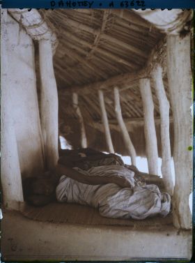 Image représentant Gardiennes de la tombe de Glélé couchées sur le pourtour du tombeau