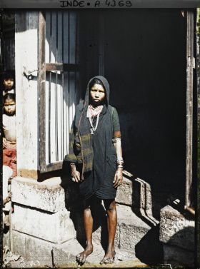 Image représentant Une femme de l'ethnie koli à la porte d'une maison