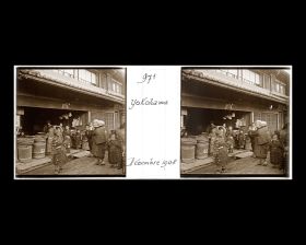 Image représentant Groupe d'enfants près d'une échoppe dans le quartier du commerce