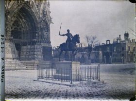 Image représentant La statue de Jeanne d'Arc, la cathédrale et le palais du Tau, place du cardinal Luçon